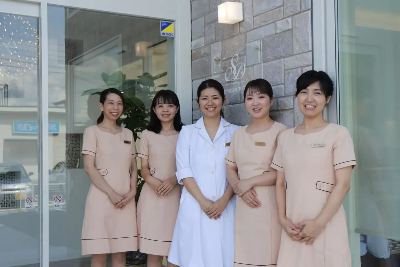 長野県周辺でピーリング治療を行う美容皮膚科をお探しならさおり皮ふ科クリニックへ さおり皮ふ科クリニックの医師と女性スタッフ