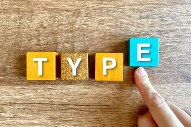 【長野・美容皮膚科のしみ取り】TYPEと書かれた積み木と指
